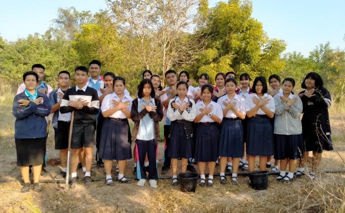 จิตอาสาเตรียมพื้นที่ปลูกต้นไม้พัฒนาโรงเรียน