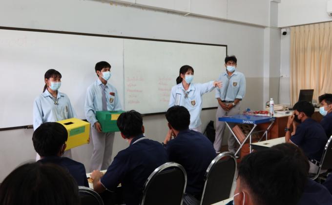 สอนรุ่นน้องให้รู้จักการแยกประเภทเดบิตเครดิต