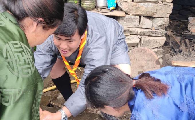 Volunteering in serving,cooking and washing utensils