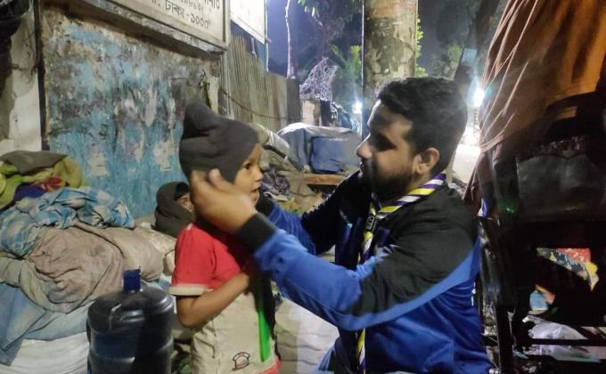 পথশিশুদের শীতের কানটুপি বিতরণ