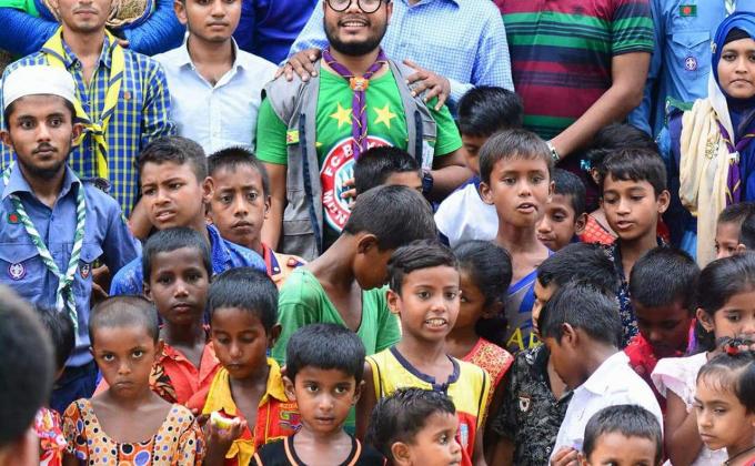 পথ শিশুদের নিয়ে মৌসুমী ফল উৎসব