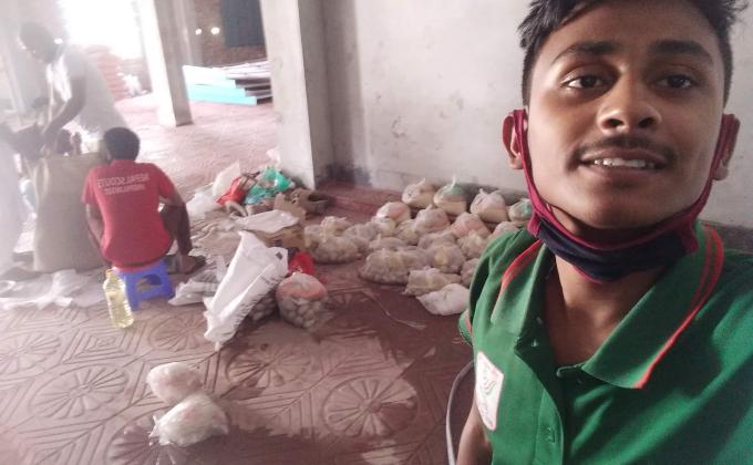 করোনা মহামারিতে অসচ্ছল রোভার দের মাজে খদ্য দ্রব্য উপহার