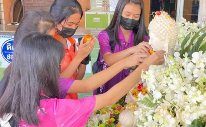 สรงน้ำพระ