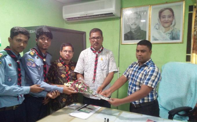 রংপুর জেলা রোভার লিডারকে ফুলেল শুভেচ্ছা 