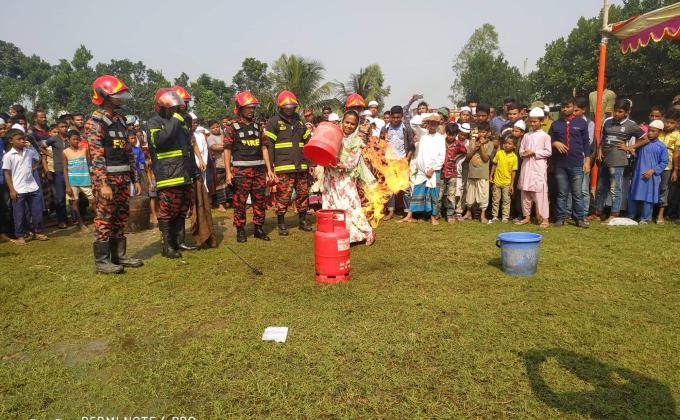 সিরাজগঞ্জে পরিস্কার পরিচ্ছন্নতা অভিজান
#পরিবর্তন_চাই
দেশটাকে পরিষ্কার করি দিবস-২০১৮

চারপাশে ময়লা নাই
এমন একটা দেশ

