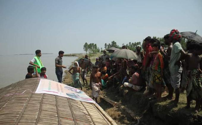 বানভাসিদের পাশে সেবাব্রতী ও বন্ধুরা