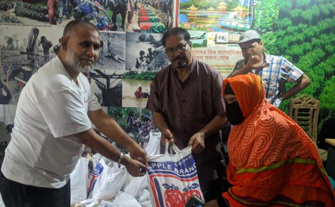 করোনা কালীন সময়ে মধ্যবিত্ত পরিবারের মধ্যে ত্রান বিতরণ 