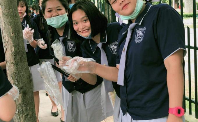 เก็บขยะริมถนน