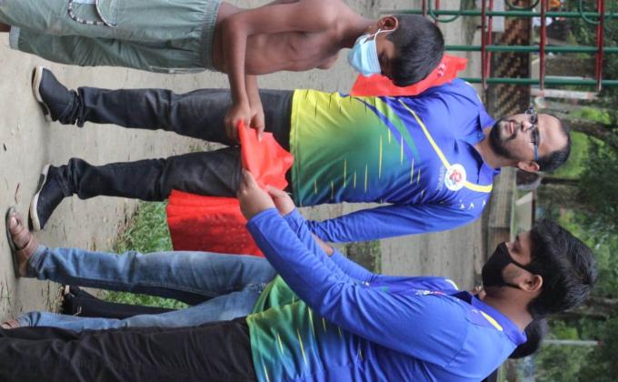 ঈদ উপলক্ষে পথশিশুদের জন্য উপহারসামগ্রী বিতরণ 