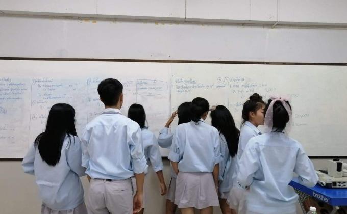 ร่วมทำงานกลุ่มในคาบเรียน
