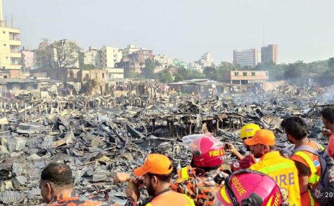 মিরপুর রুপনগর বস্তিতে আগুন