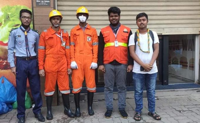 বলাকা ও চাদঁনী চক শপিং কমপ্লেক্স এ আনুমানিক দুপুর ১ঘটিকার সময় আগুন লাগে। 
ঘটনা স্থলে ফায়ার সার্ভিসের এর সাথে কাজ করার সময় 