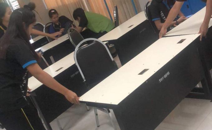 ช่วยจัดโต๊ะห้องเรียน