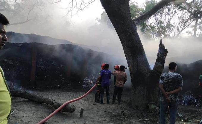 সিরাজগঞ্জে আগুন নিয়ন্ত্রনে কাজ করছে রোভার স্কাউট