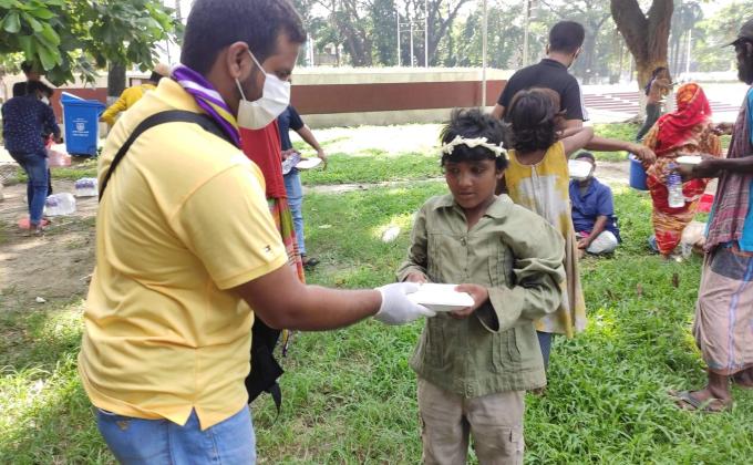 পথ শিশুদের খাবার প্রদান