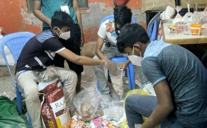 ত্রাণ বিতরণ 