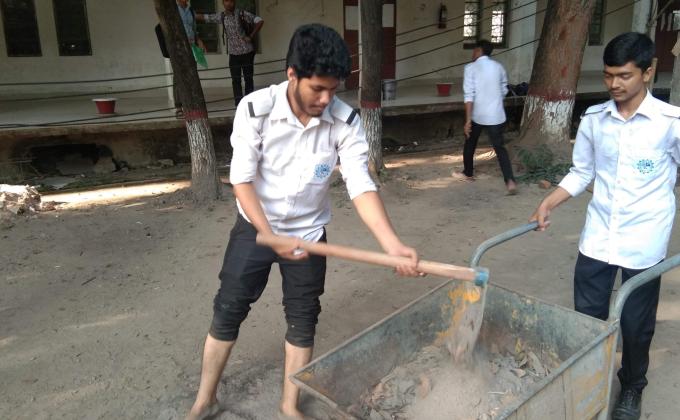 ক্যাম্পাস পরিস্কার-পরিচ্ছন্নয় কর্মরত স্কাউট 