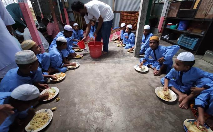 এতিম দের খাবার বিতরন 